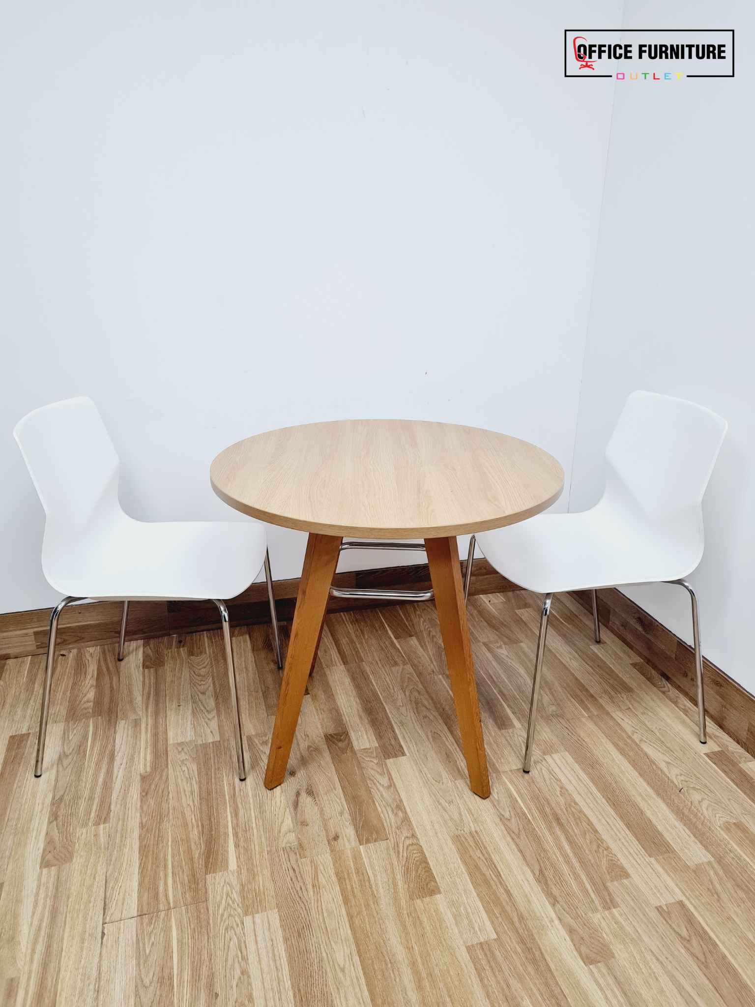 Frovi Round Table With Two White Chairs