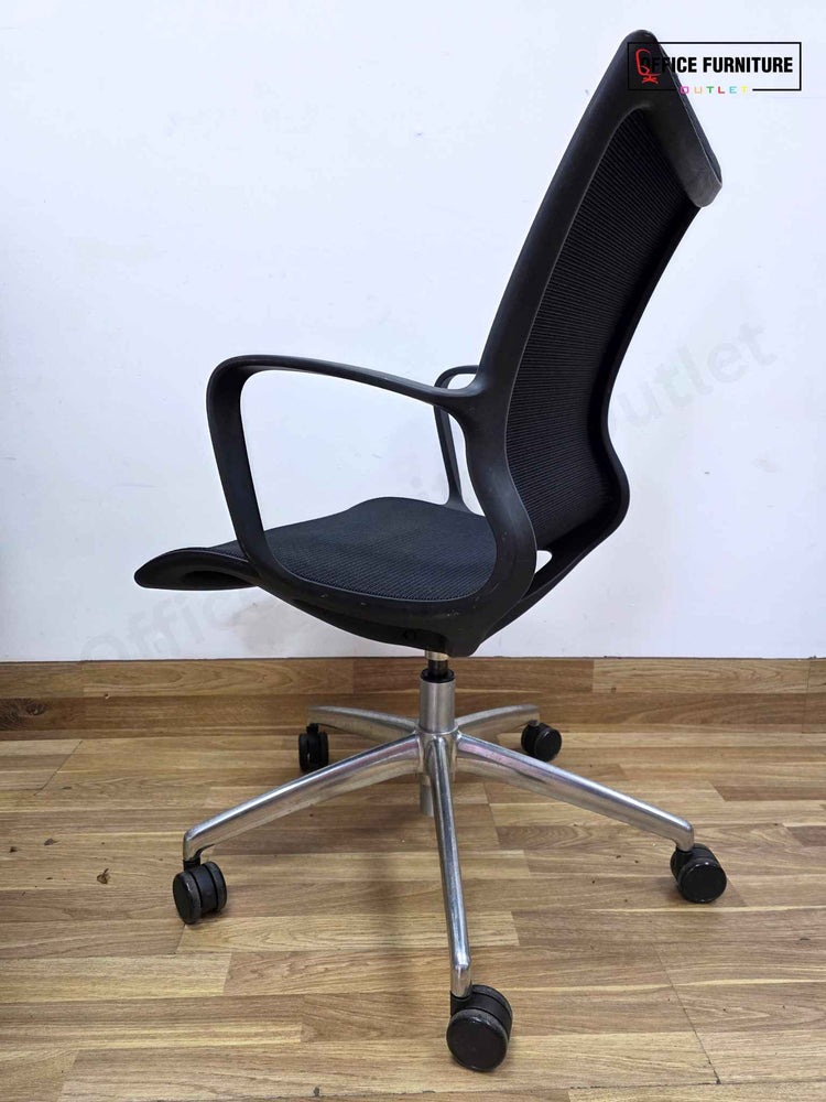 Steelcase Round Meeting Table with 4 Boss Design Kara Swivel Armchairs