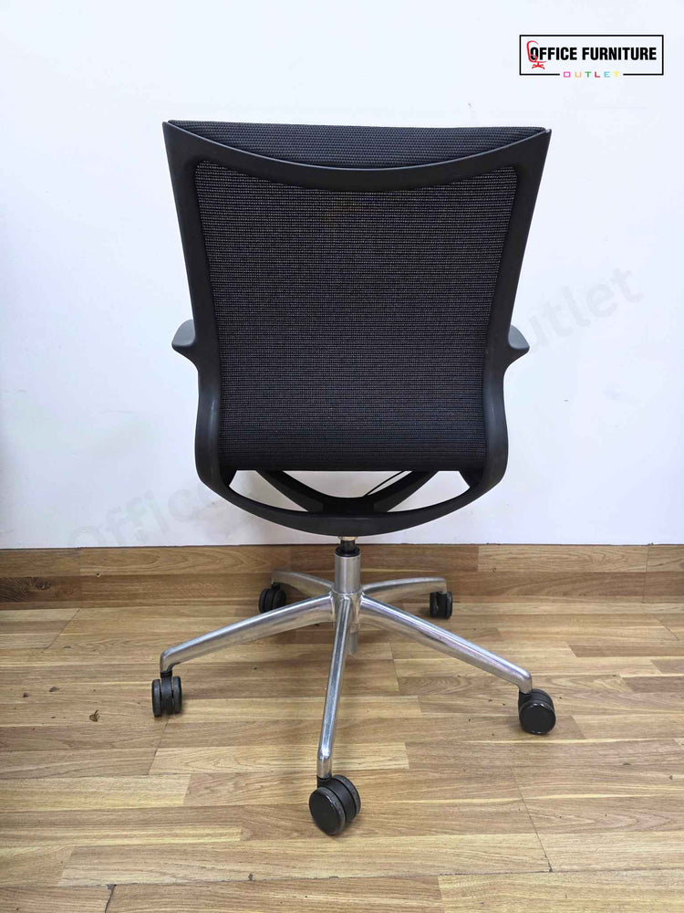 Steelcase Round Meeting Table with 4 Boss Design Kara Swivel Armchairs