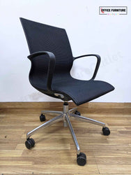 Steelcase Round Meeting Table with 4 Boss Design Kara Swivel Armchairs