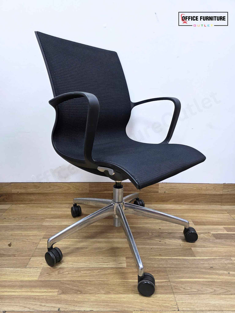 Steelcase Round Meeting Table with 4 Boss Design Kara Swivel Armchairs