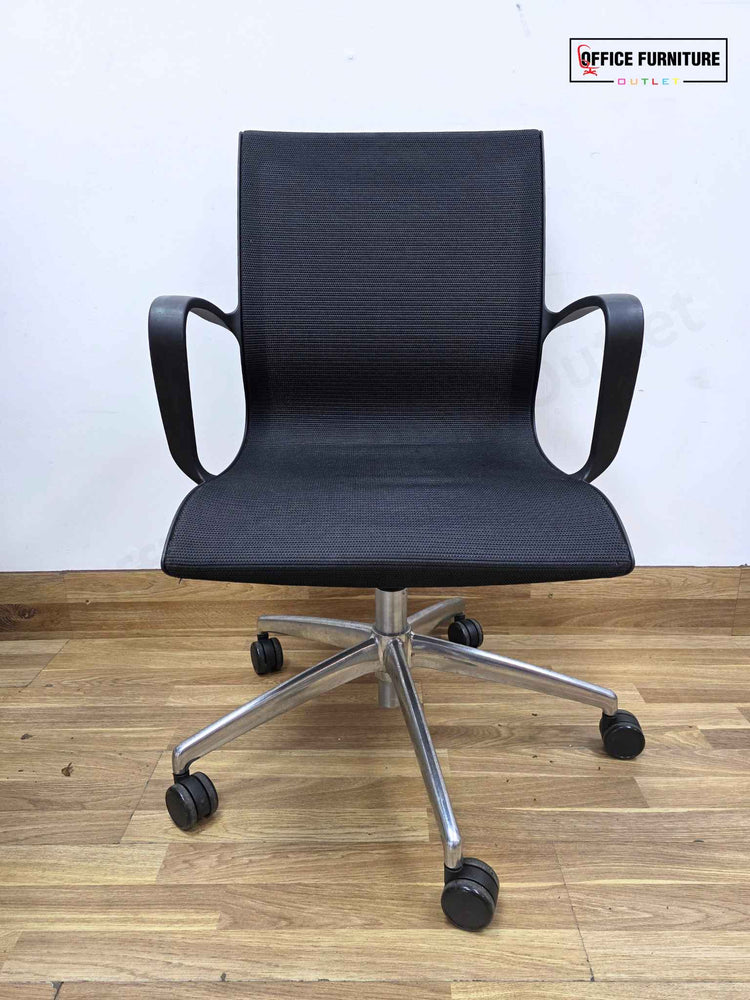 Steelcase Round Meeting Table with 4 Boss Design Kara Swivel Armchairs