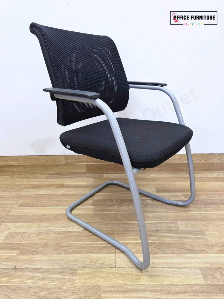 Steelcase Round Meeting Table with 4 Sedus Cantilever Chairs