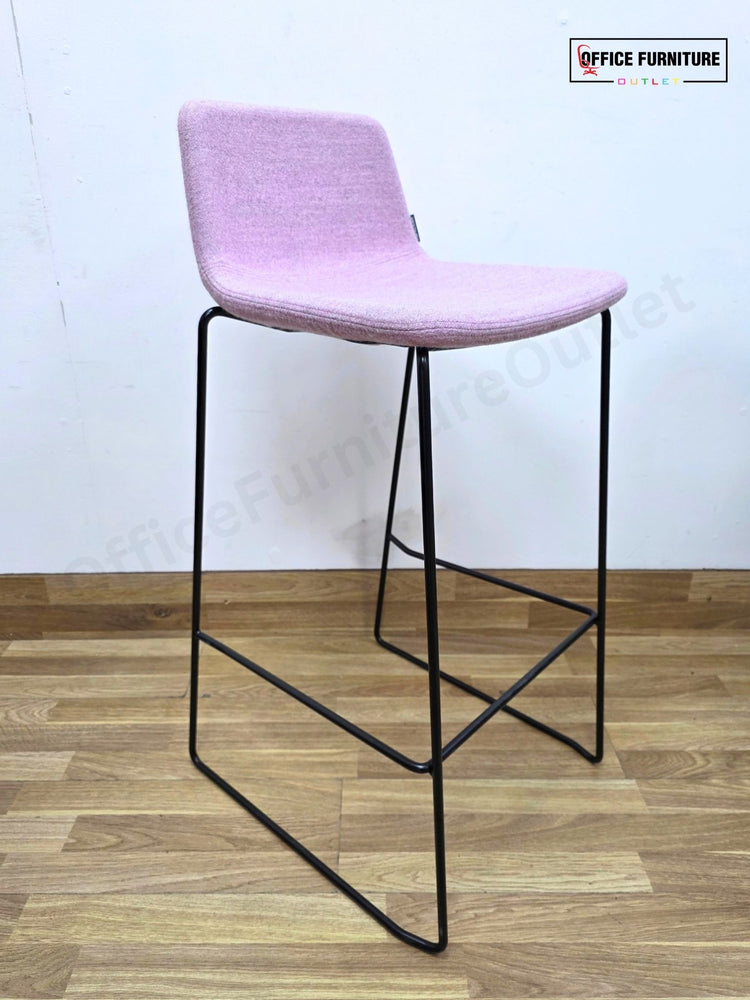Workstories Hub Poseur High Bar Table with 4 Narbutas Pastel Pink Bar Stools
